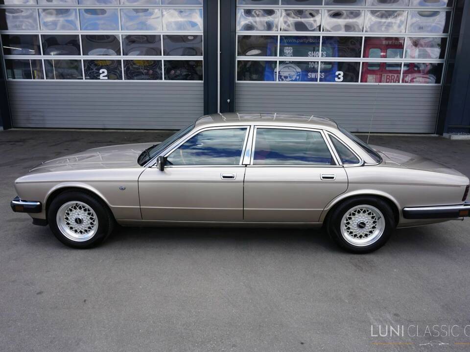 Image 3/61 de Jaguar Sovereign 3.6 (1987)