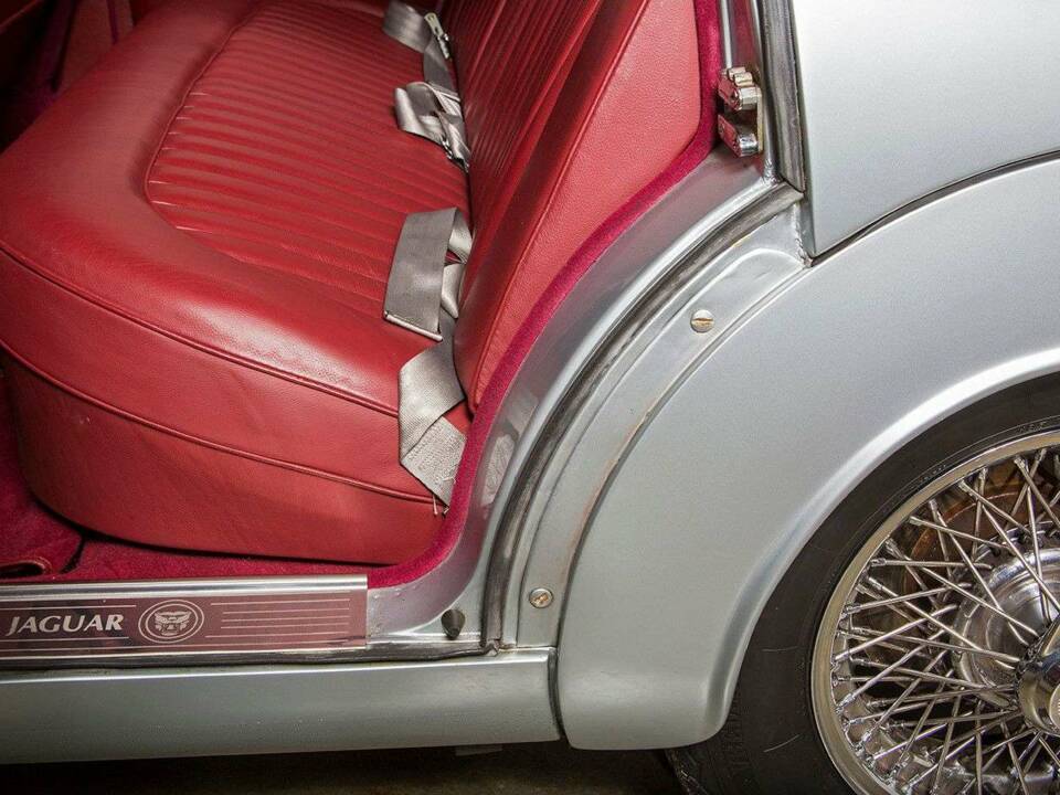 Image 13/20 of Jaguar Mk II 3.8 (1962)