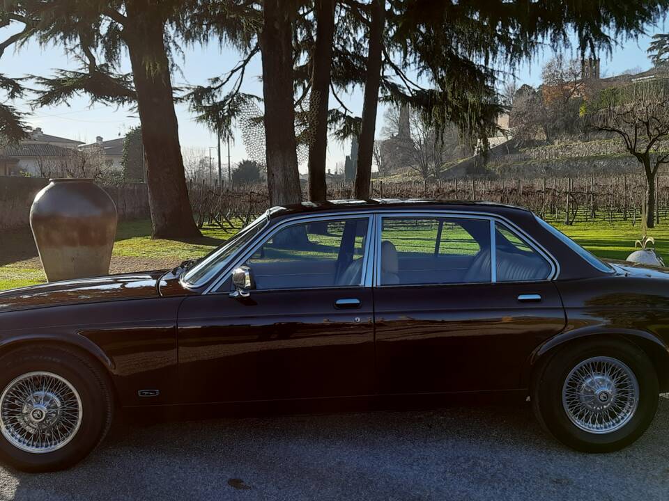 Image 4/15 de Jaguar XJ 6 4.2 (1982)