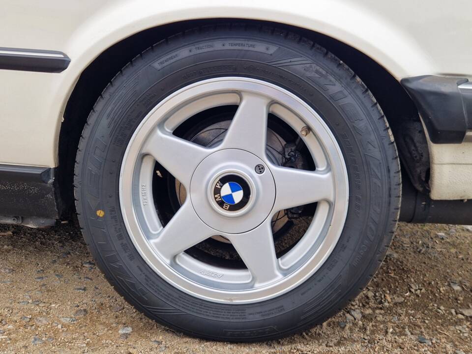Immagine 7/19 di BMW 325i (1987)
