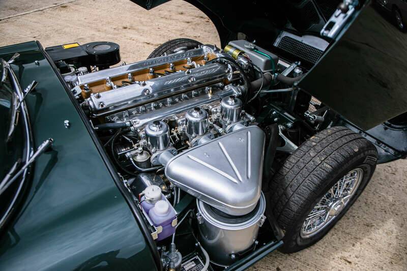 Image 3/36 de Jaguar E-Type (1967)