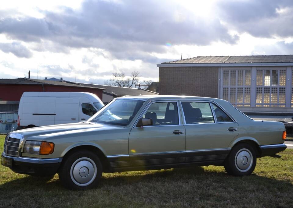 Immagine 2/25 di Mercedes-Benz 500 SEL (1984)