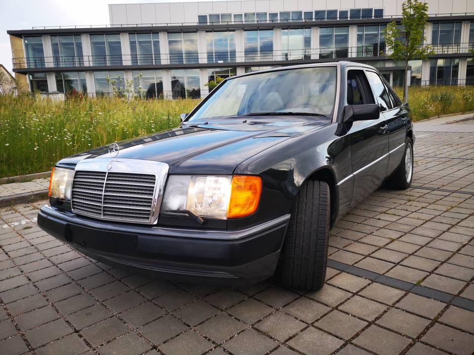 Image 2/48 of Mercedes-Benz 400 E (1993)