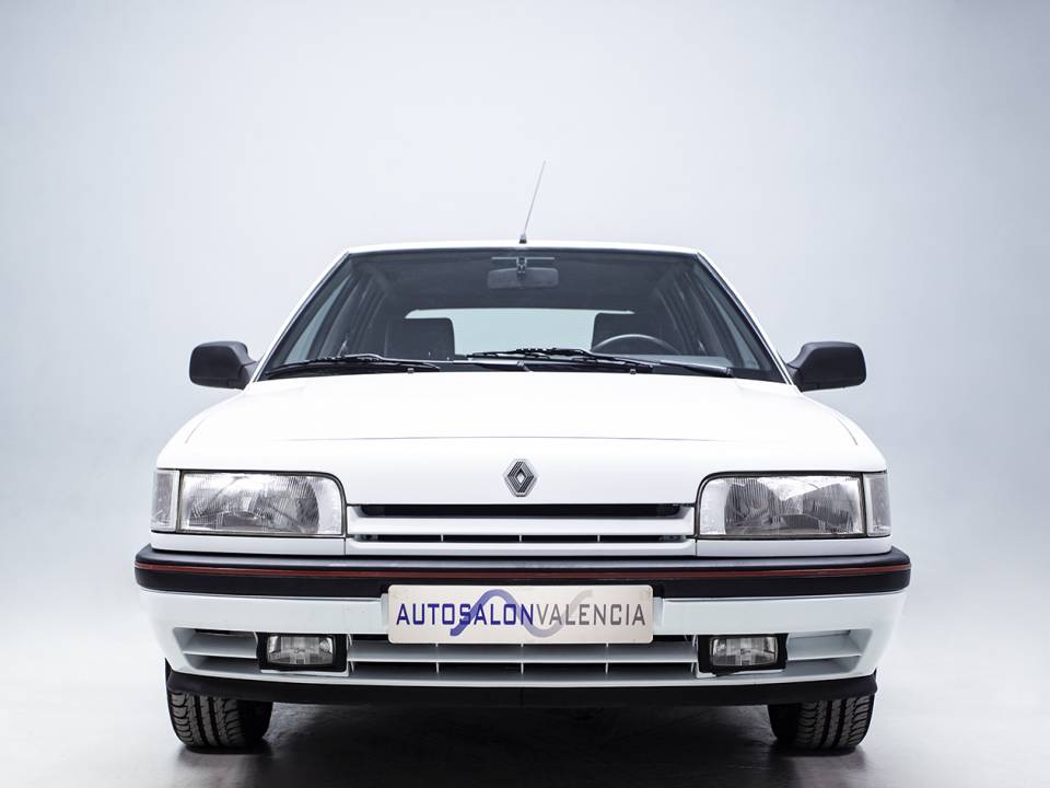 Imagen 2/29 de Renault R 21 TXI (1992)
