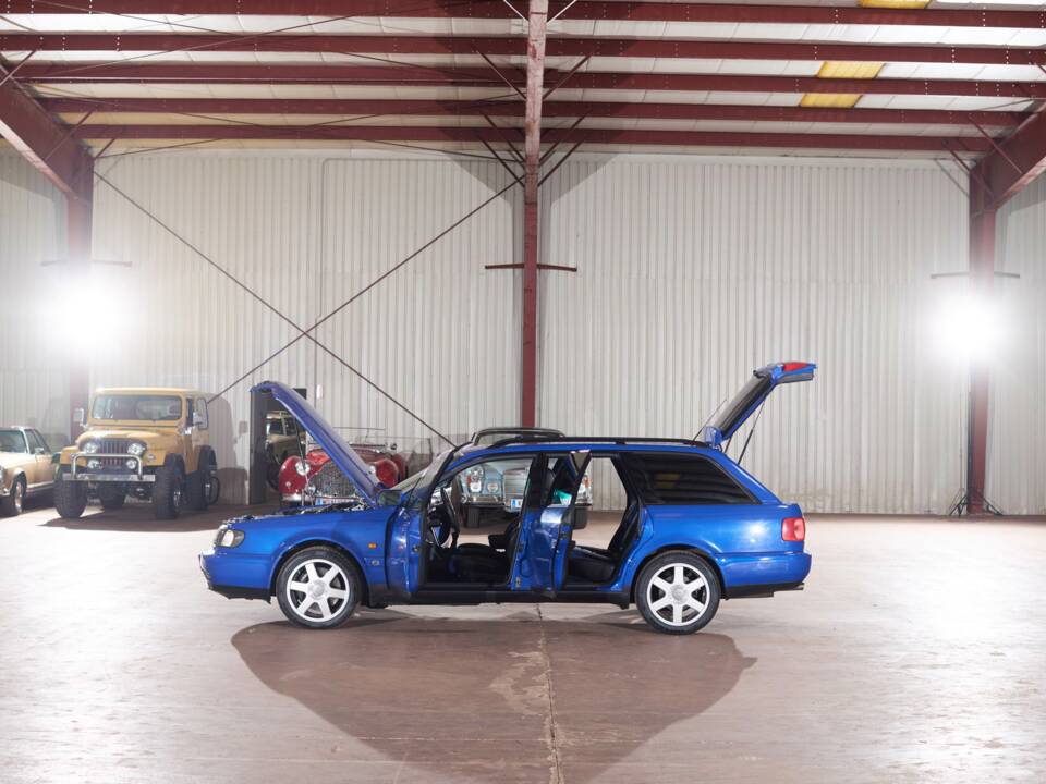 Image 7/113 of Audi S6 Plus Avant (1996)
