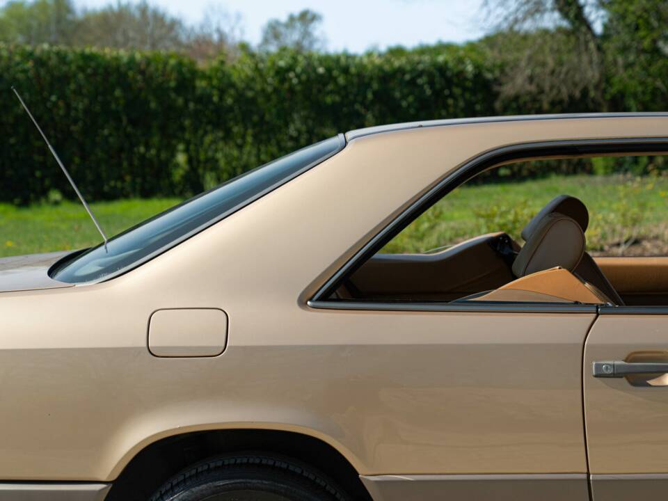 Bild 9/46 von Mercedes-Benz 300 CE (1988)