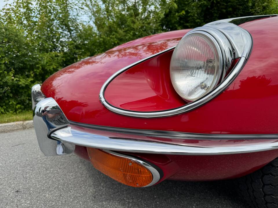 Image 19/35 of Jaguar E-Type (1969)