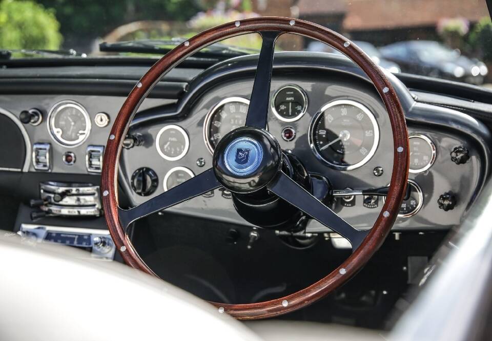 Image 16/30 de Aston Martin DB 6 Volante (1967)