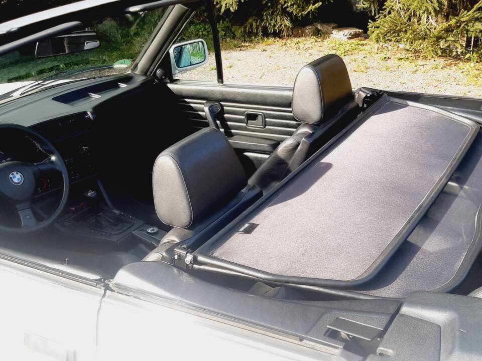 Image 25/55 of BMW 320i (1991)