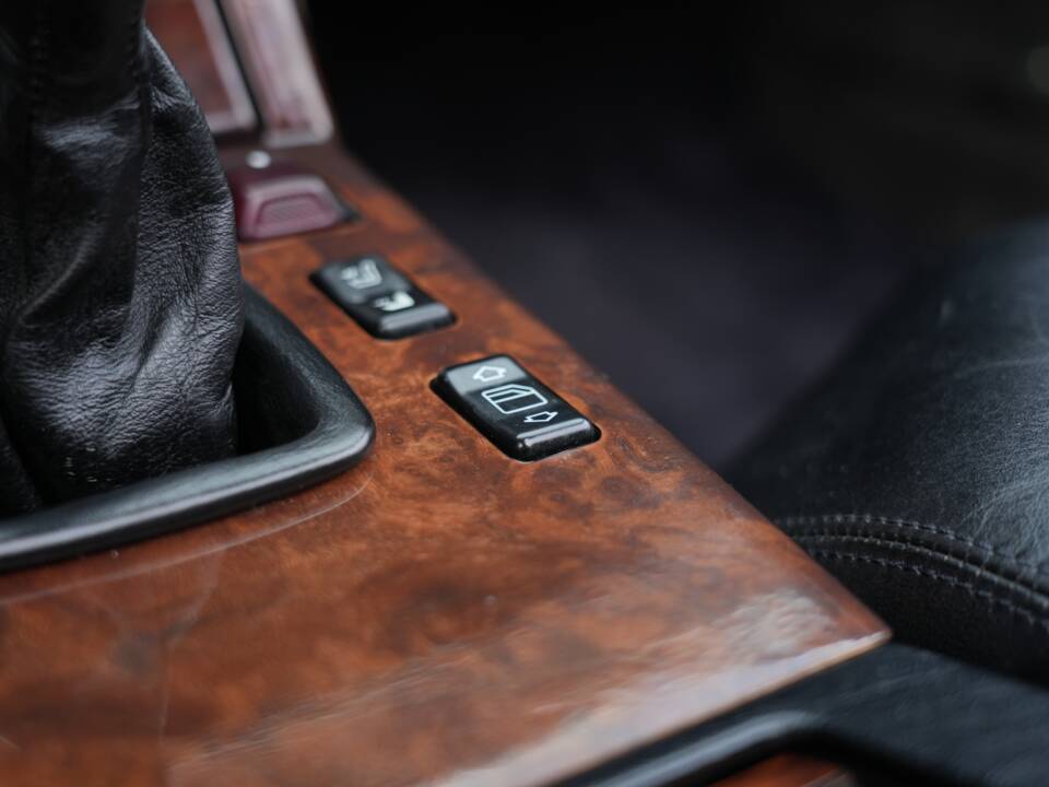 Image 54/95 of Mercedes-Benz 300 SL (1993)