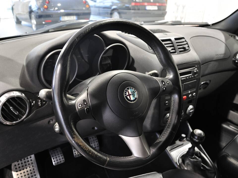 Image 22/27 of Alfa Romeo 147 3.2 GTA (2002)