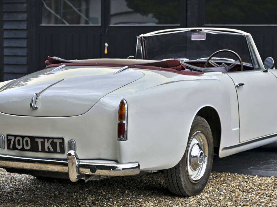 Image 14/50 of Alvis TD 21 (1962)