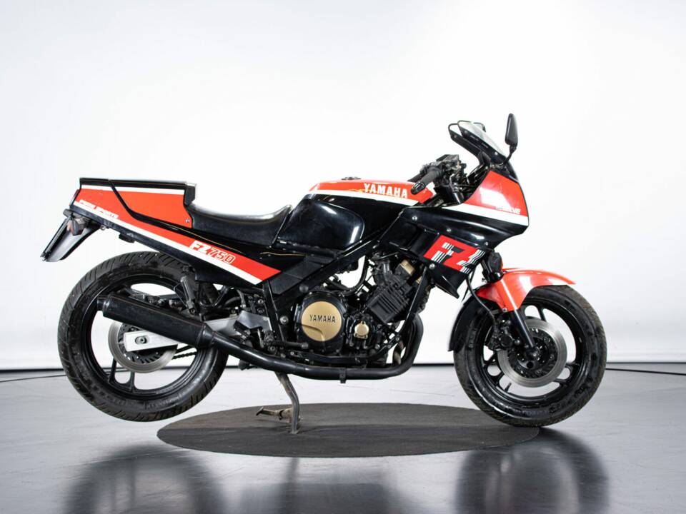 Image 5/50 of Yamaha FZ 750 (1986)
