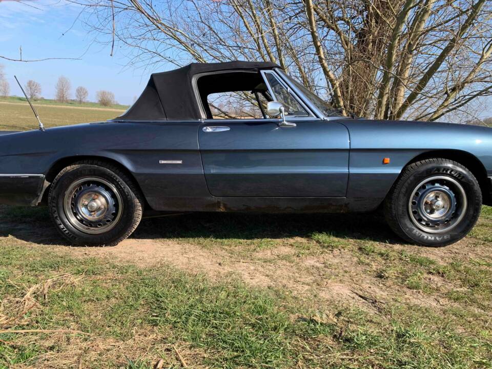 Image 3/8 de Alfa Romeo 1.6 Spider (1988)