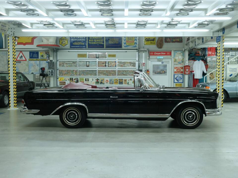 Image 17/50 of Mercedes-Benz 220 SE b (1963)
