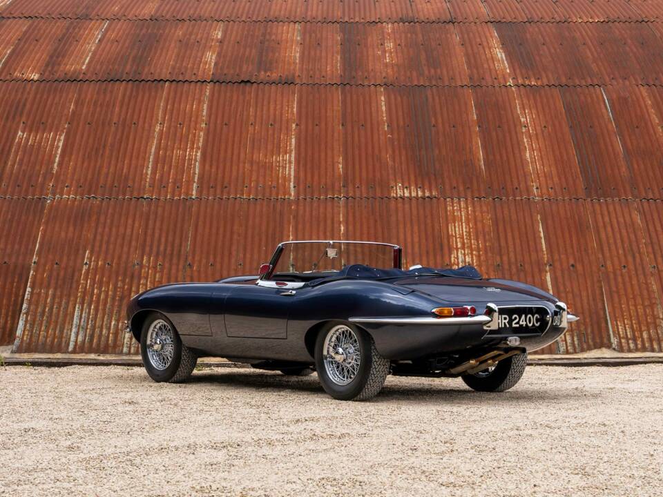Image 7/27 of Jaguar Type E 4.2 (1965)