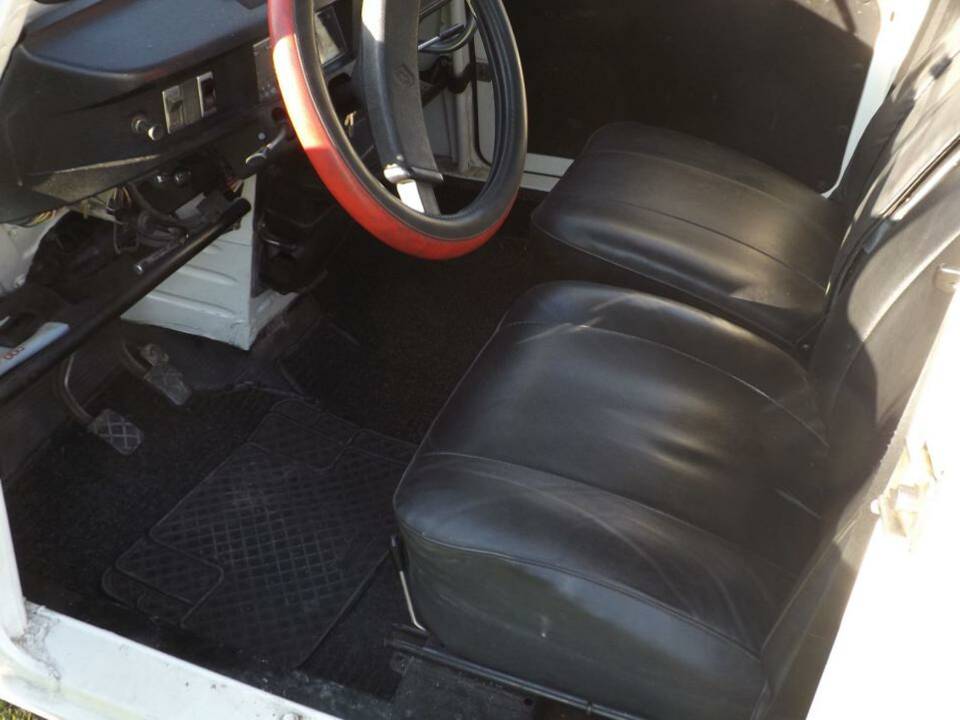 Image 18/44 of Renault R 4 F6 (1982)