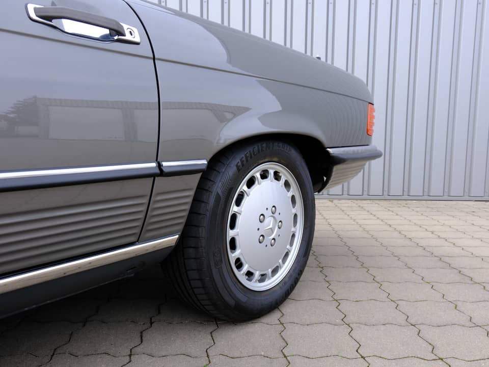 Image 42/96 of Mercedes-Benz 560 SL (1987)