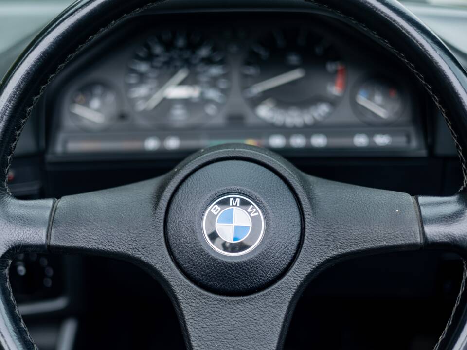 Image 13/15 de BMW 318i (1993)