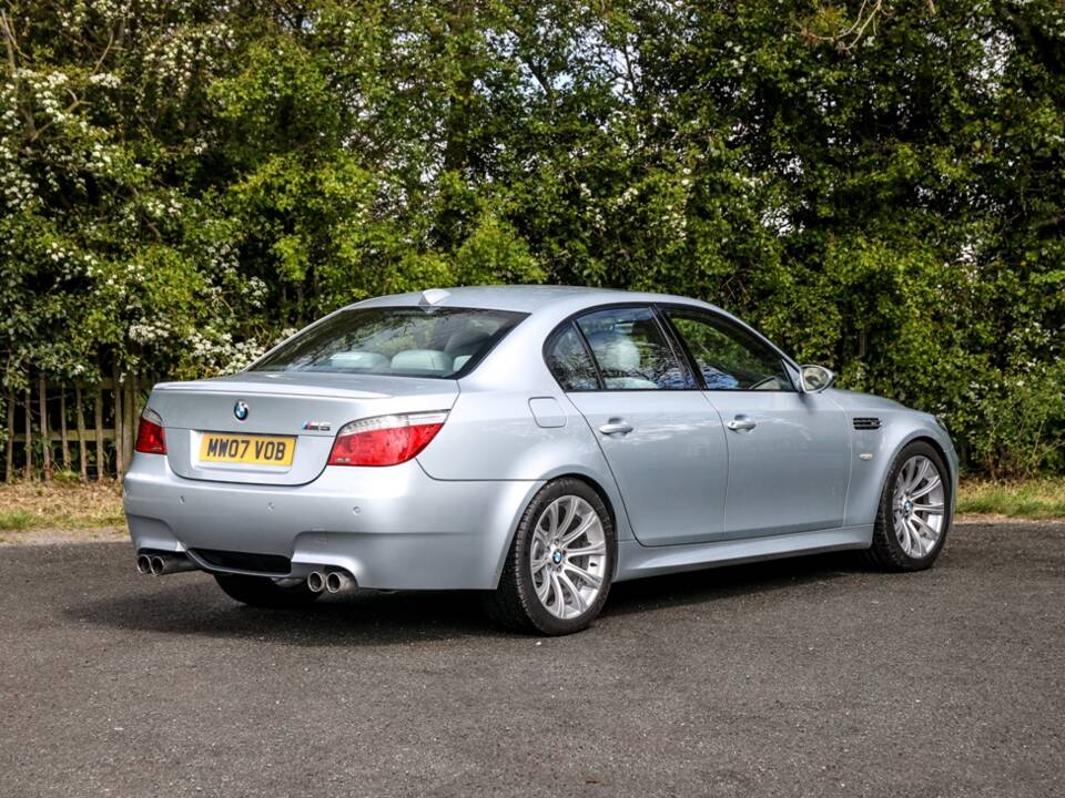 Image 4/14 of BMW M5 (2007)