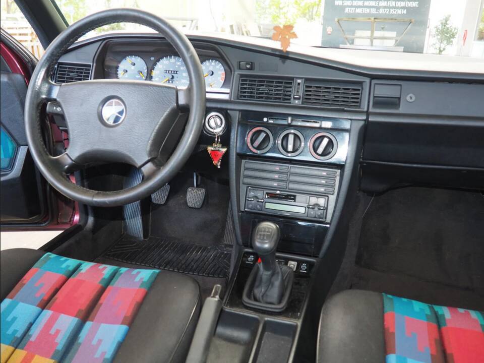 Image 59/137 of Mercedes-Benz 190 E 1.8 Avantgarde &quot;Rosso&quot; (1992)