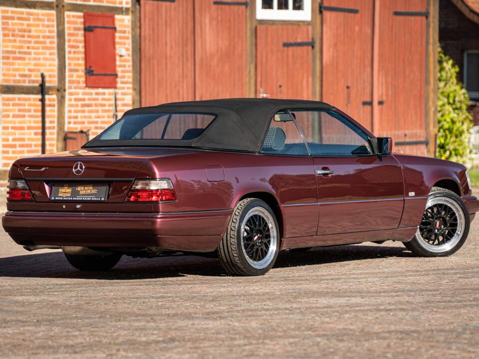 Bild 14/42 von Mercedes-Benz E 200 (1997)