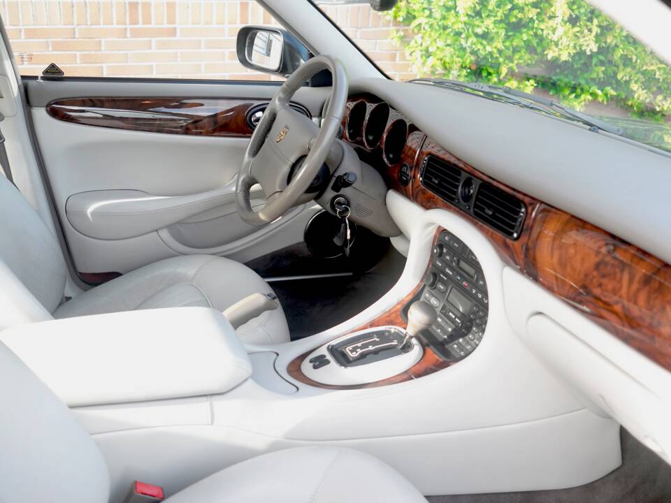 Image 7/8 of Jaguar XJ 8 Sovereign (1998)