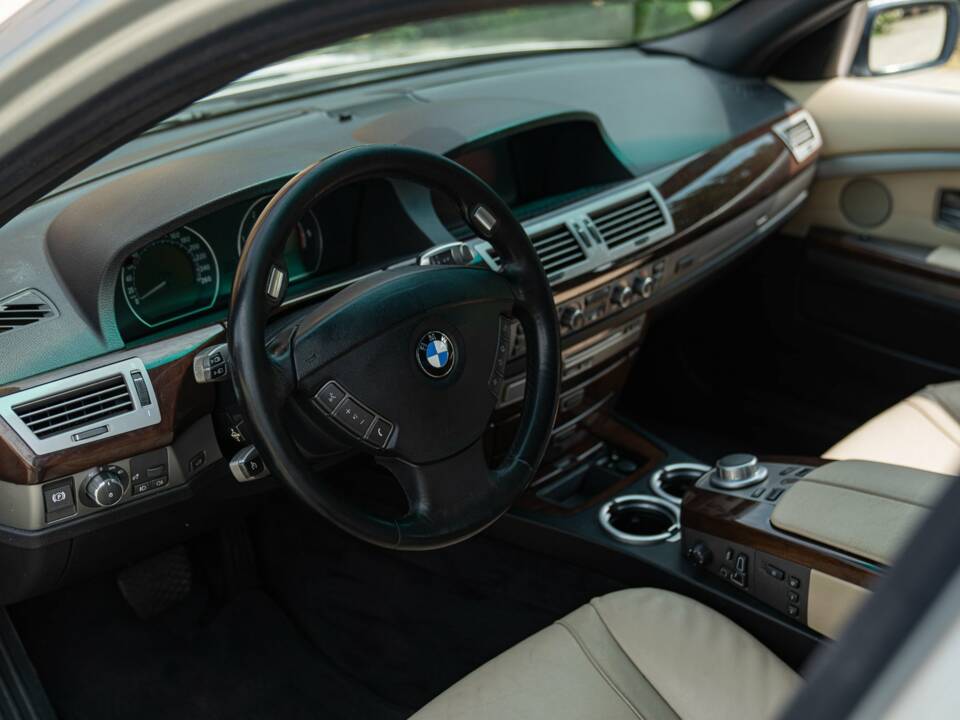 Bild 31/50 von BMW 745d (2005)