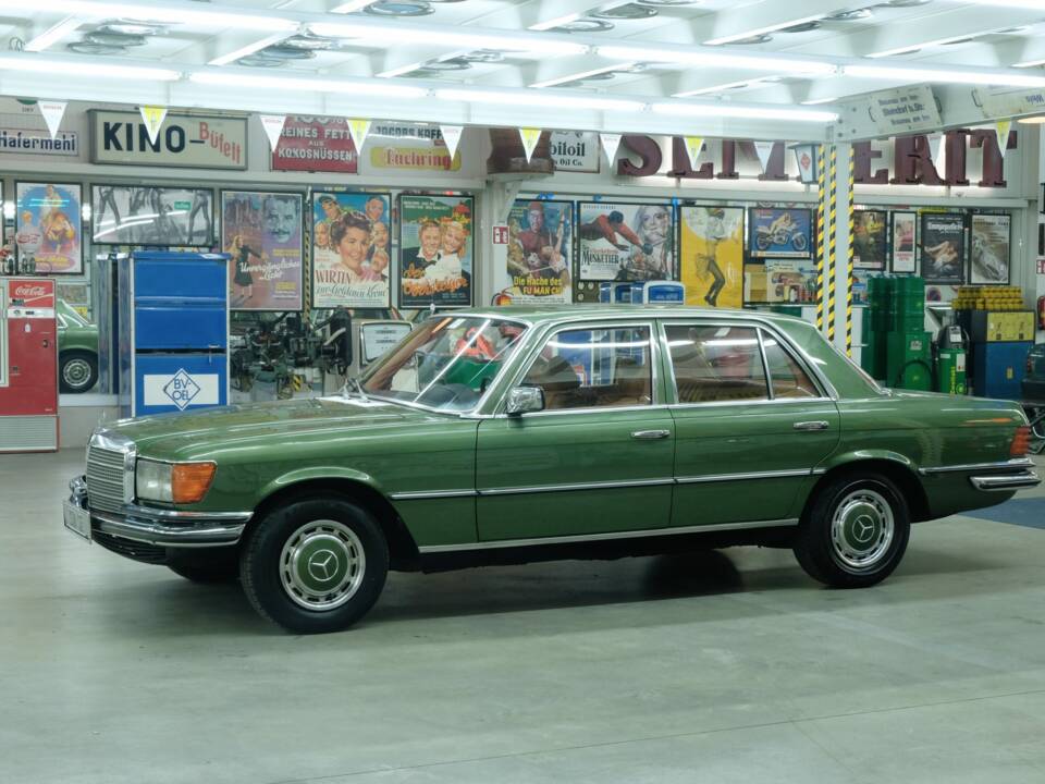 Image 2/50 de Mercedes-Benz 350 SE (1975)