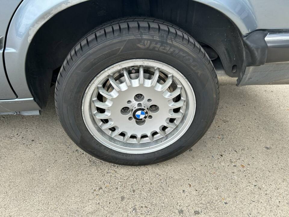 Image 7/8 of BMW 318i (1988)