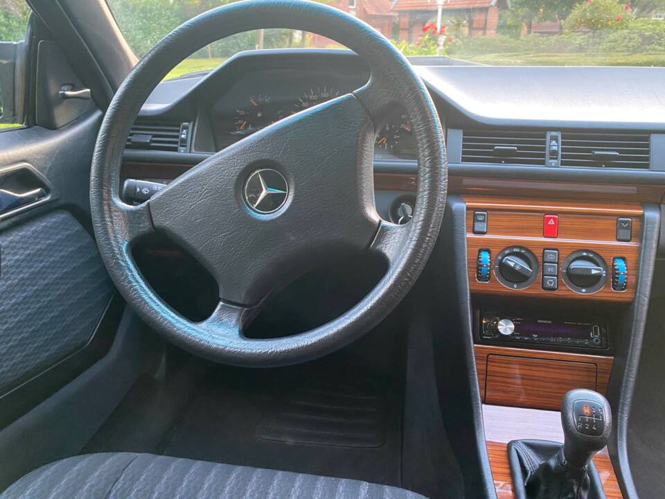 Bild 14/35 von Mercedes-Benz 230 CE (1992)