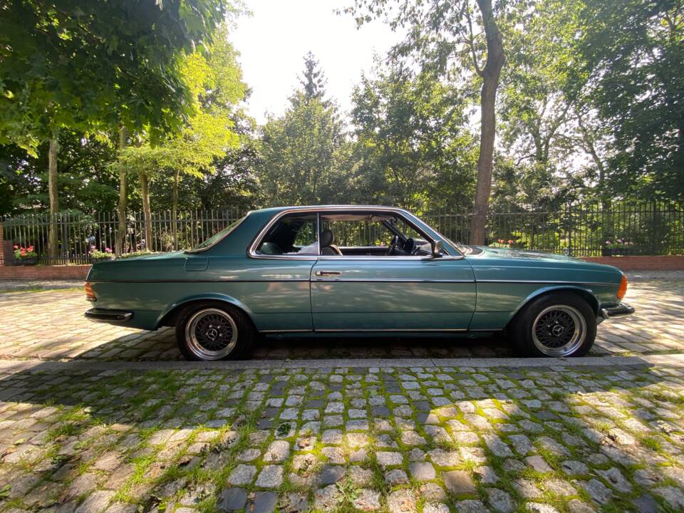 Image 7/66 of Mercedes-Benz 230 CE (1981)