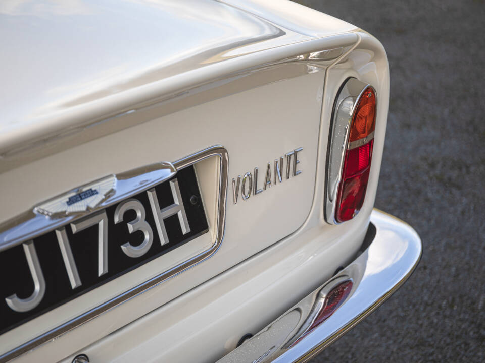 Image 13/42 of Aston Martin DB 6 Mk II Volante (1970)