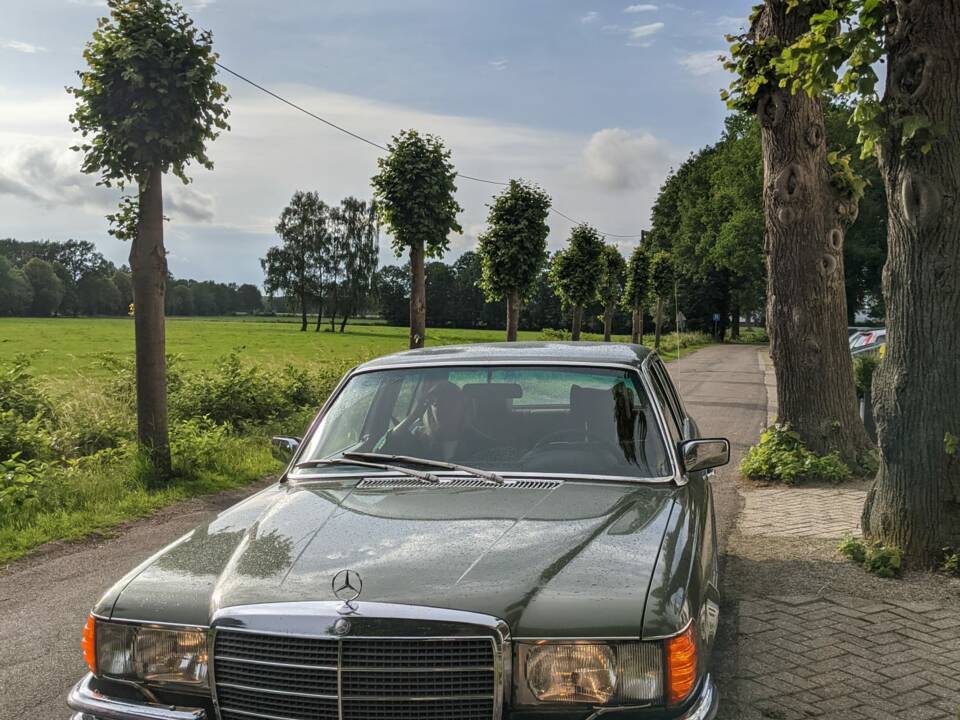 Image 4/4 de Mercedes-Benz 280 SEL (1976)