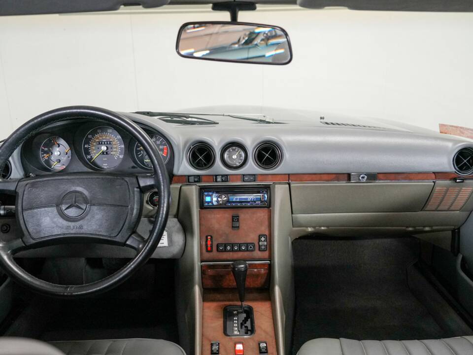 Afbeelding 2/24 van Mercedes-Benz 560 SL (1988)