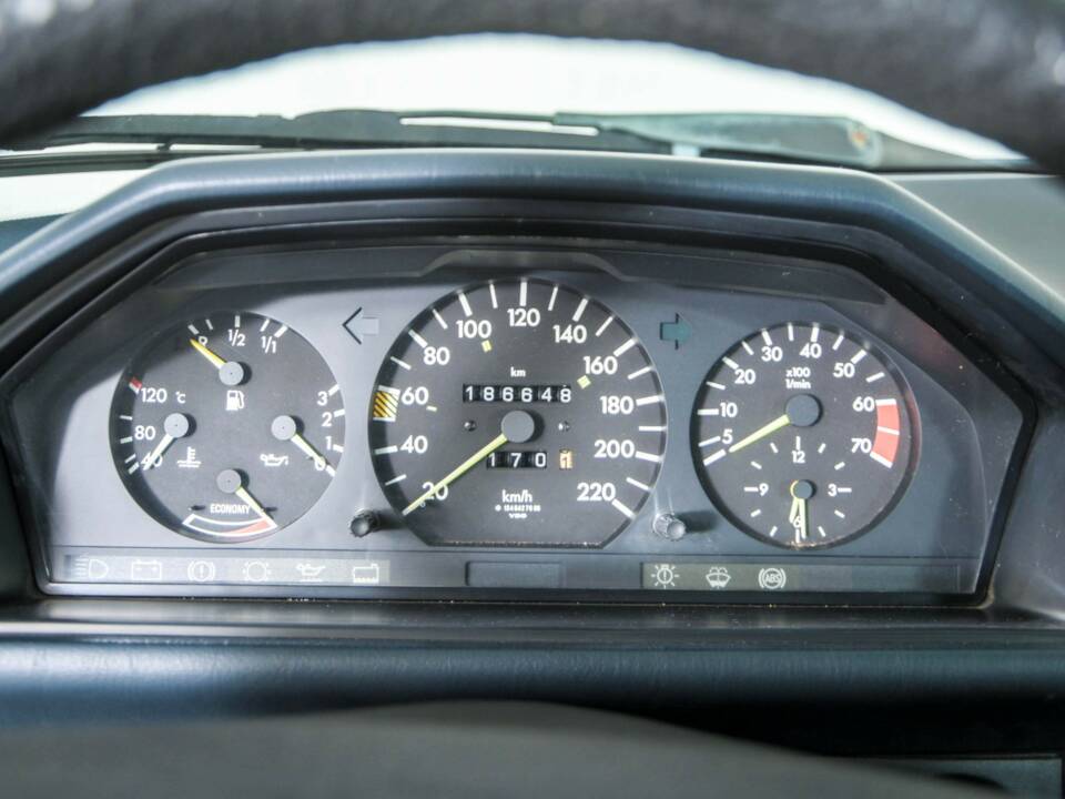 Bild 19/50 von Mercedes-Benz 230 E (1985)
