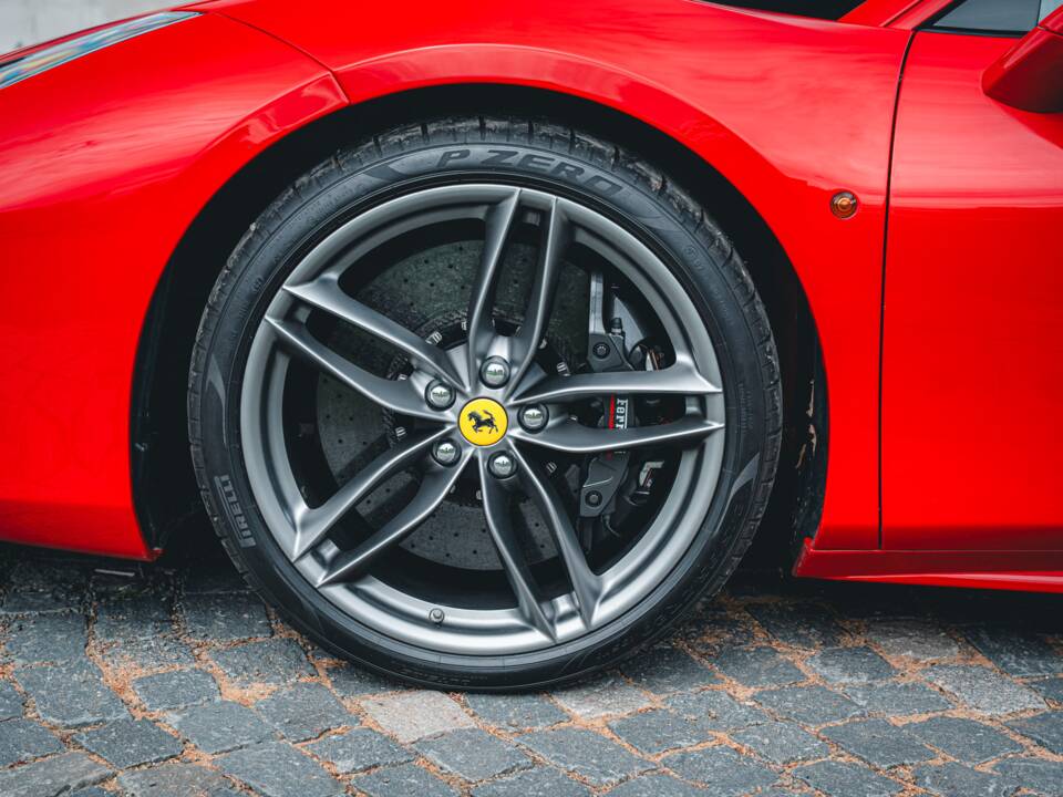 Image 15/56 of Ferrari 488 GTB (2020)