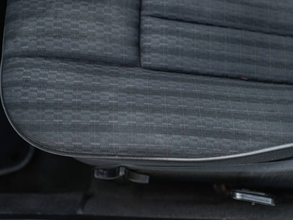 Bild 29/48 von Mercedes-Benz 200 CE (1990)