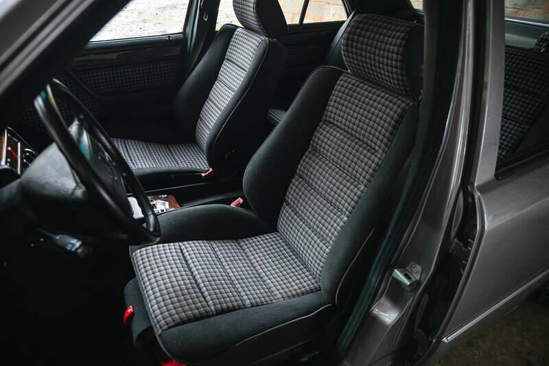 Image 8/43 of Mercedes-Benz 300 CE 3.2 AMG (1990)