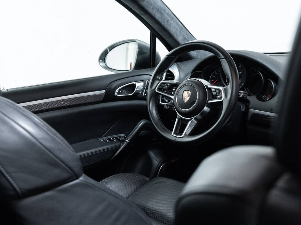 Bild 11/39 von Porsche Cayenne GTS (2016)