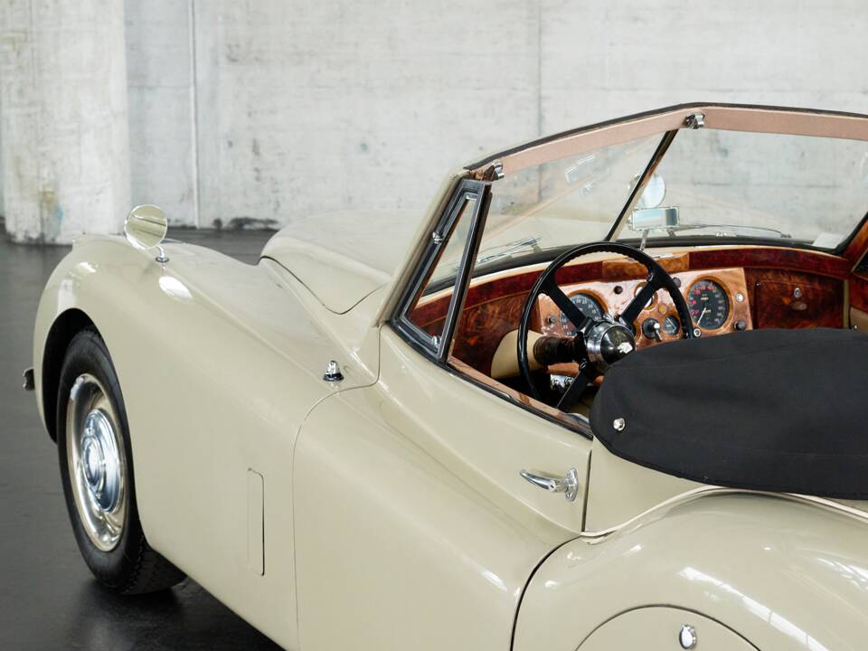 Image 10/50 de Jaguar XK 120 DHC (1953)