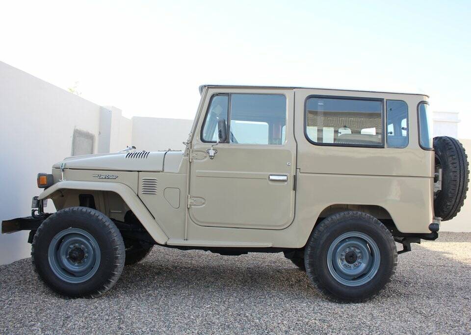 Image 1/8 of Toyota Land Cruiser FJ 40 (1979)