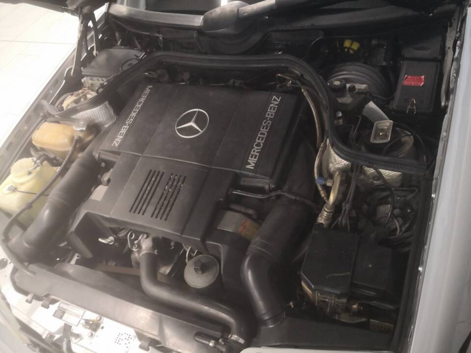 Bild 18/19 von Mercedes-Benz E 420 (1994)