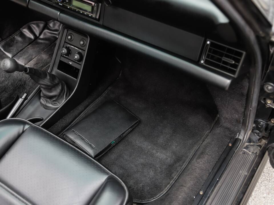 Image 84/108 de Porsche 911 Carrera 3.2 (1989)