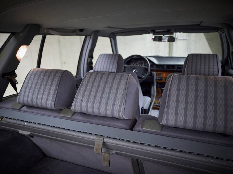 Image 69/100 of Mercedes-Benz 230 TE (1990)