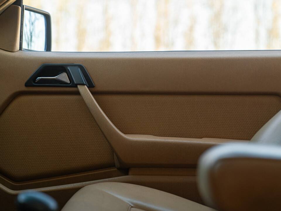 Image 28/46 de Mercedes-Benz 300 CE (1988)