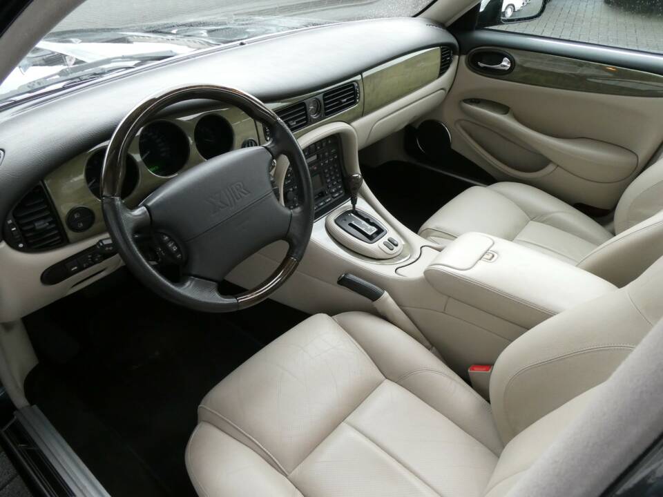 Image 8/21 of Jaguar XJR 4.0 (2001)