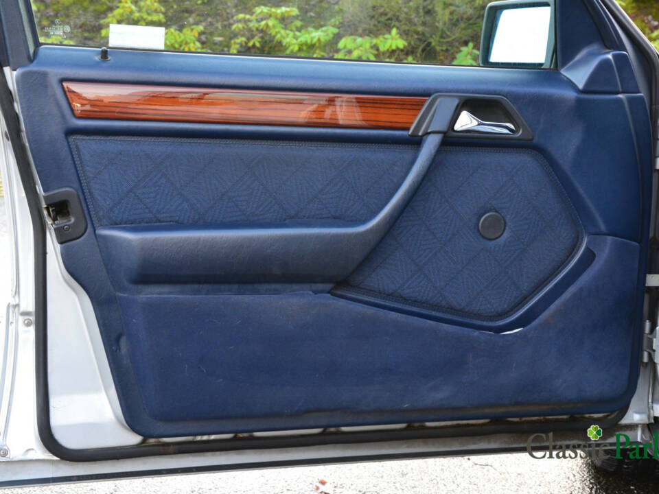 Image 9/39 of Mercedes-Benz 200 D (1993)