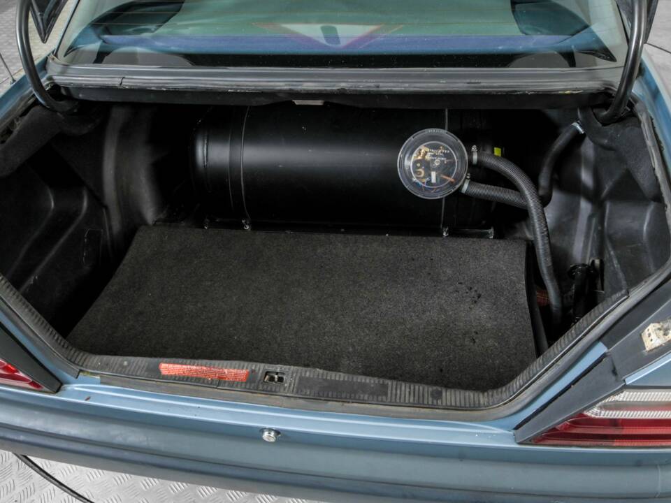 Bild 39/50 von Mercedes-Benz 230 E (1985)
