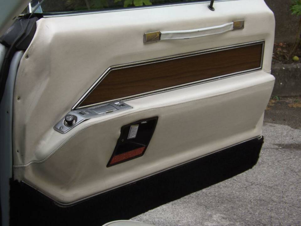 Immagine 22/50 di Cadillac DeVille Convertible (1969)